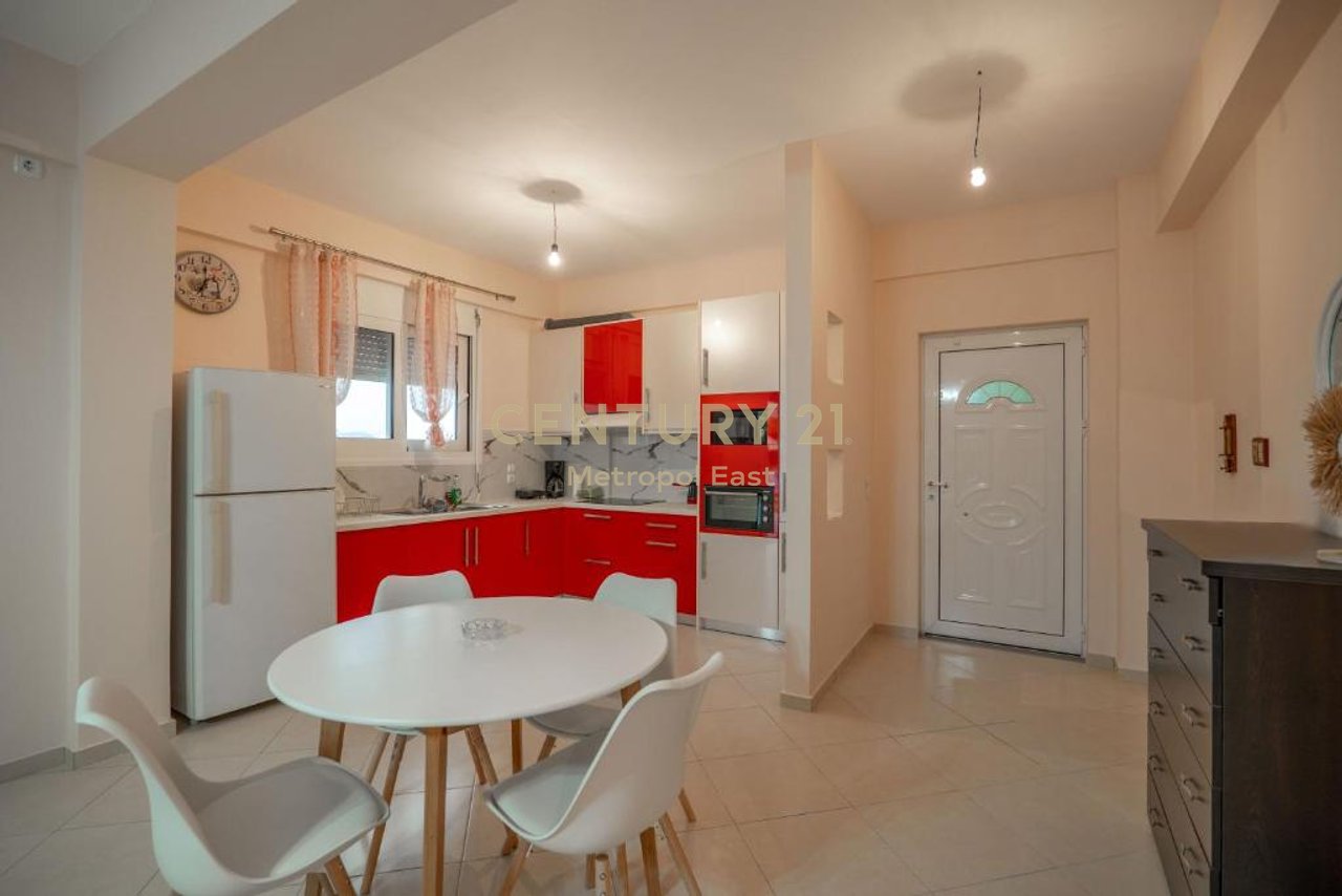 Shitet shtepi pushimi me pishine ne Sarande (periferi)