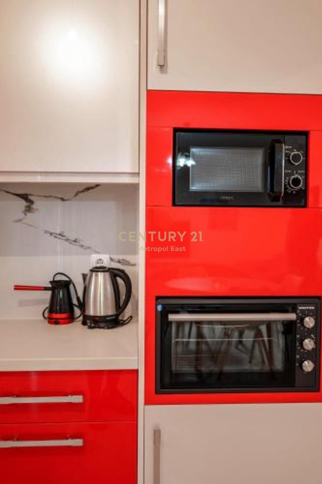 Shitet shtepi pushimi me pishine ne Sarande (periferi)