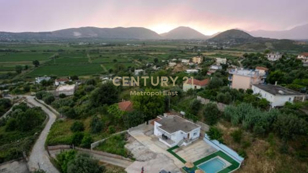 Shitet shtepi pushimi me pishine ne Sarande (periferi)