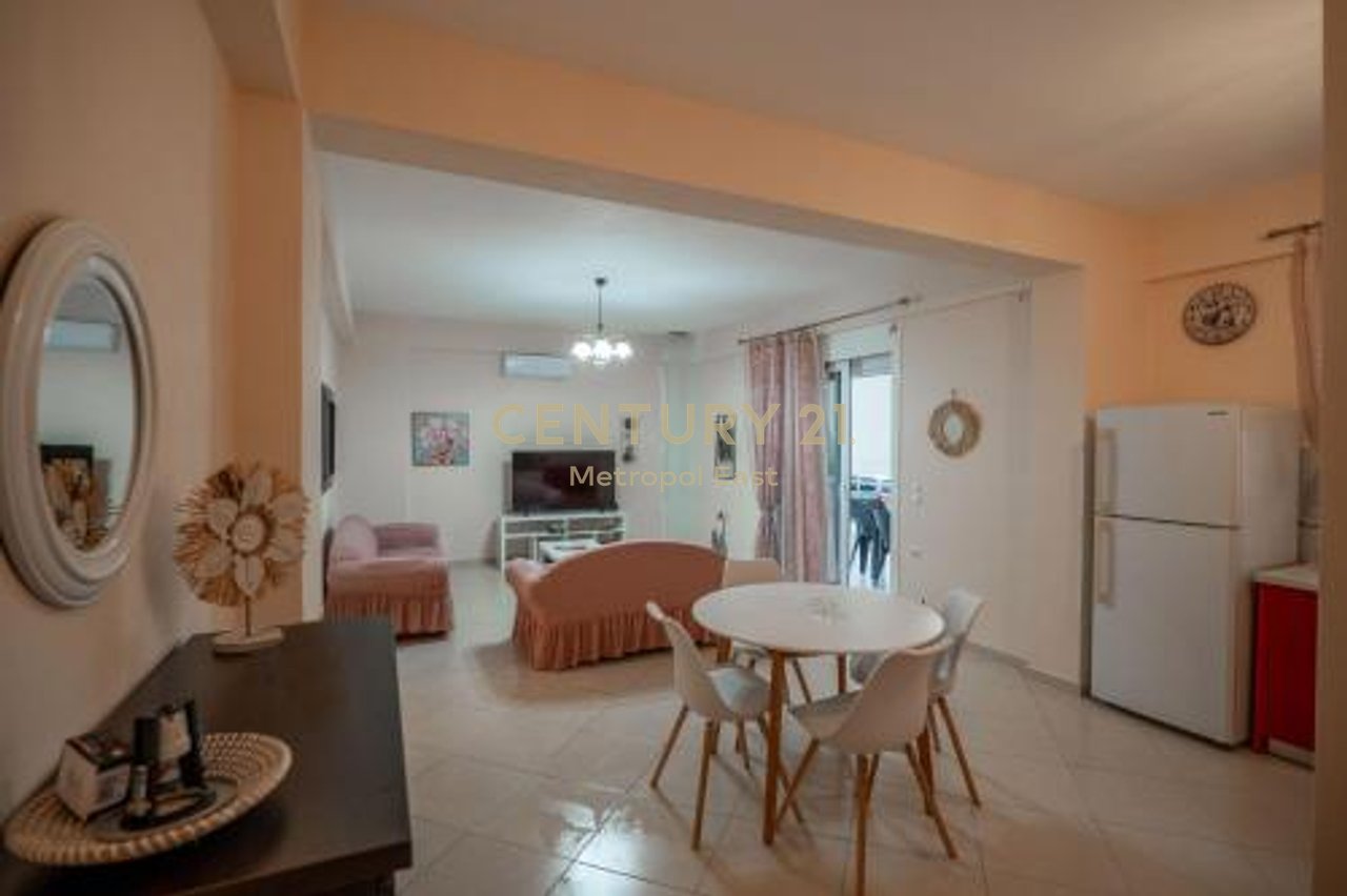 Shitet shtepi pushimi me pishine ne Sarande (periferi)