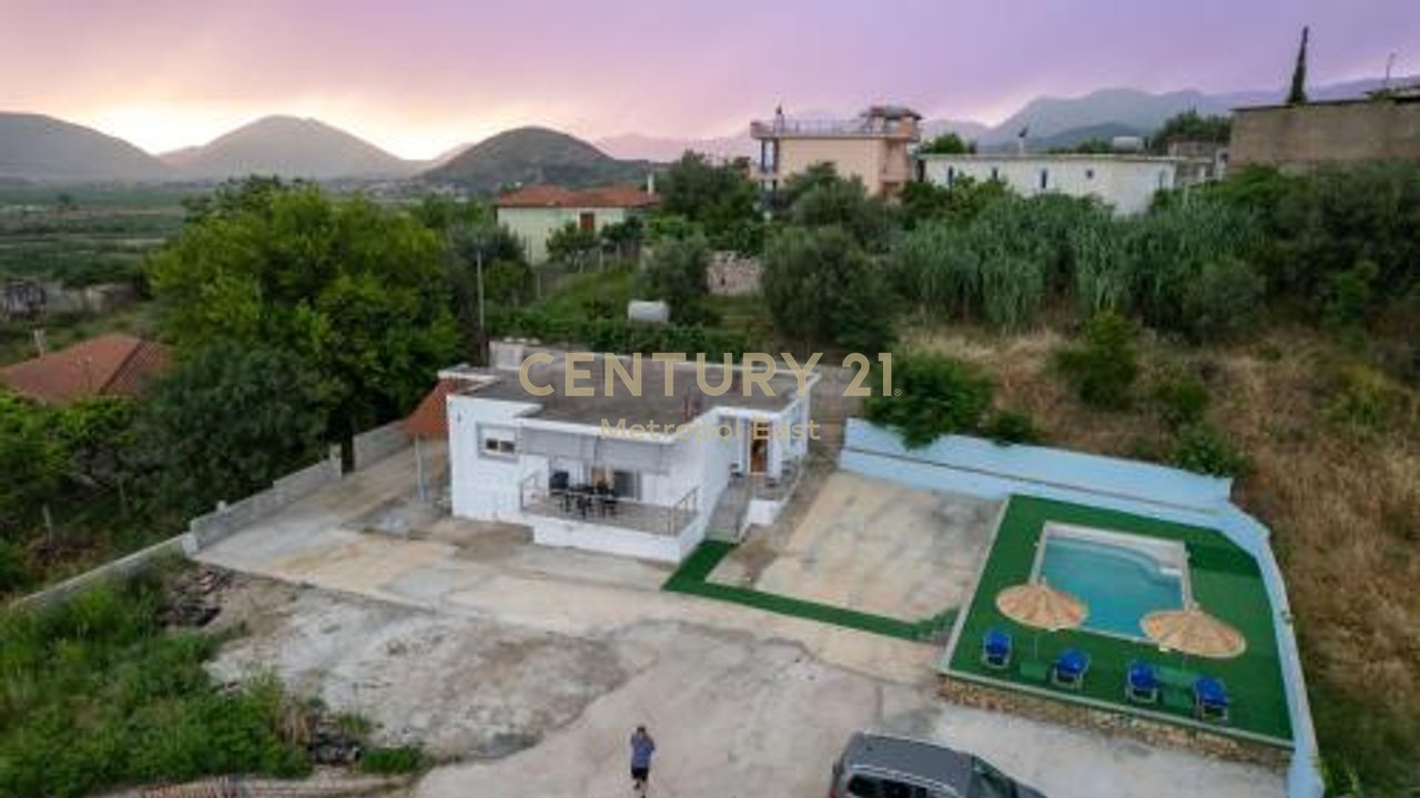 Shitet shtepi pushimi me pishine ne Sarande (periferi)