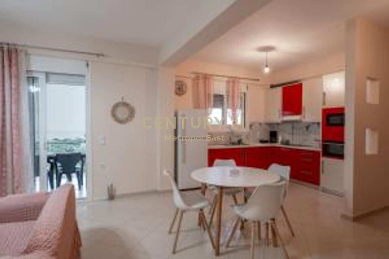 Shitet shtepi pushimi me pishine ne Sarande (periferi)