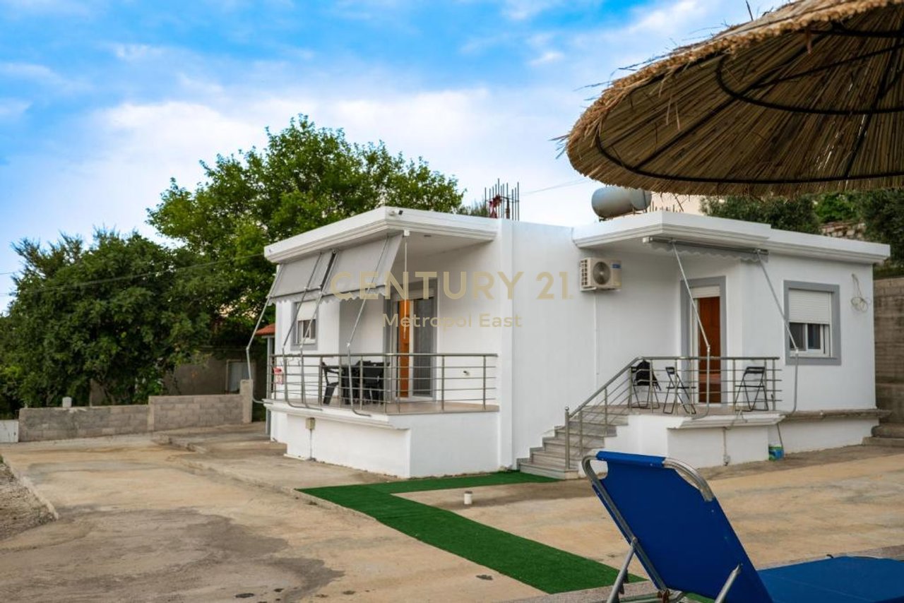 Shitet shtepi pushimi me pishine ne Sarande (periferi)