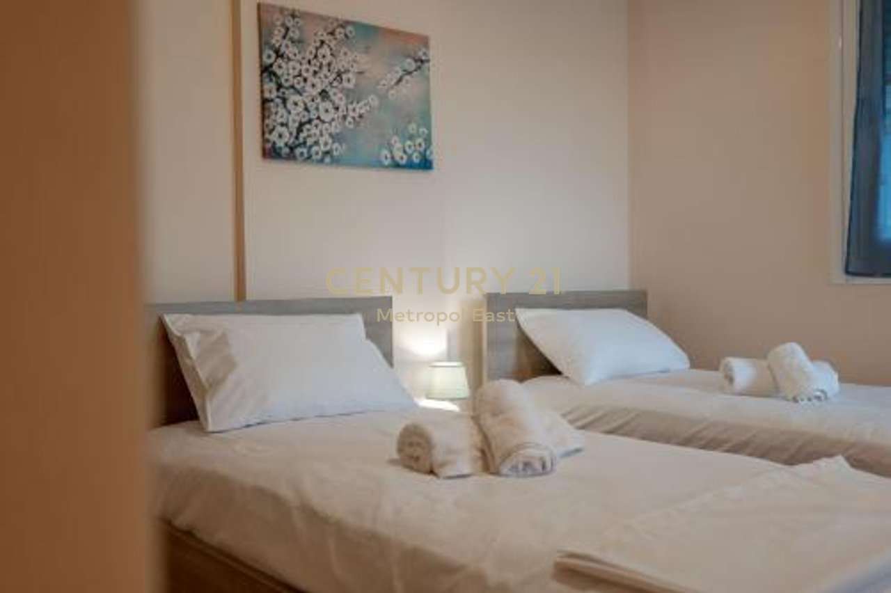 Shitet shtepi pushimi me pishine ne Sarande (periferi)