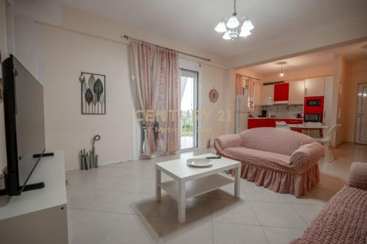 Shitet shtepi pushimi me pishine ne Sarande (periferi)