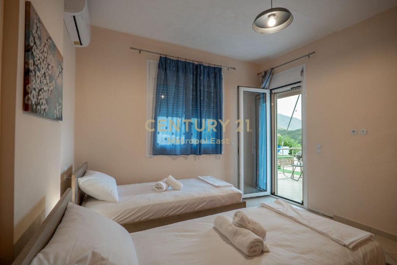 Shitet shtepi pushimi me pishine ne Sarande (periferi)