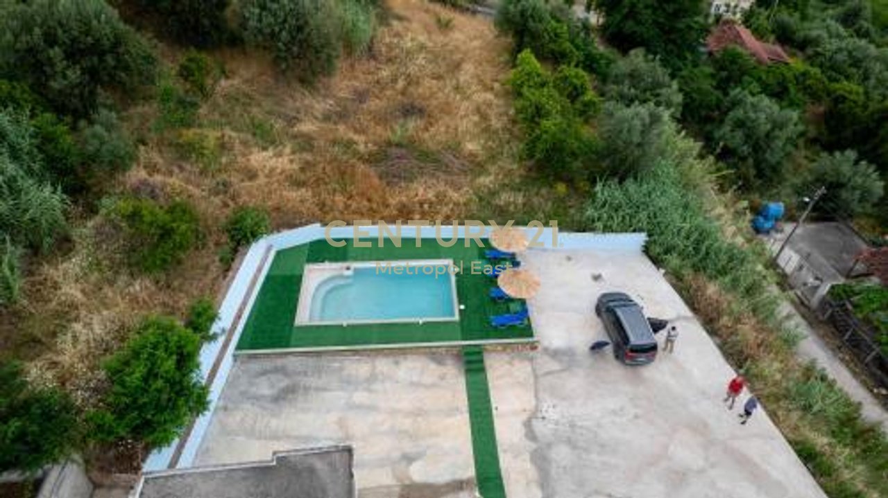 Shitet shtepi pushimi me pishine ne Sarande (periferi)