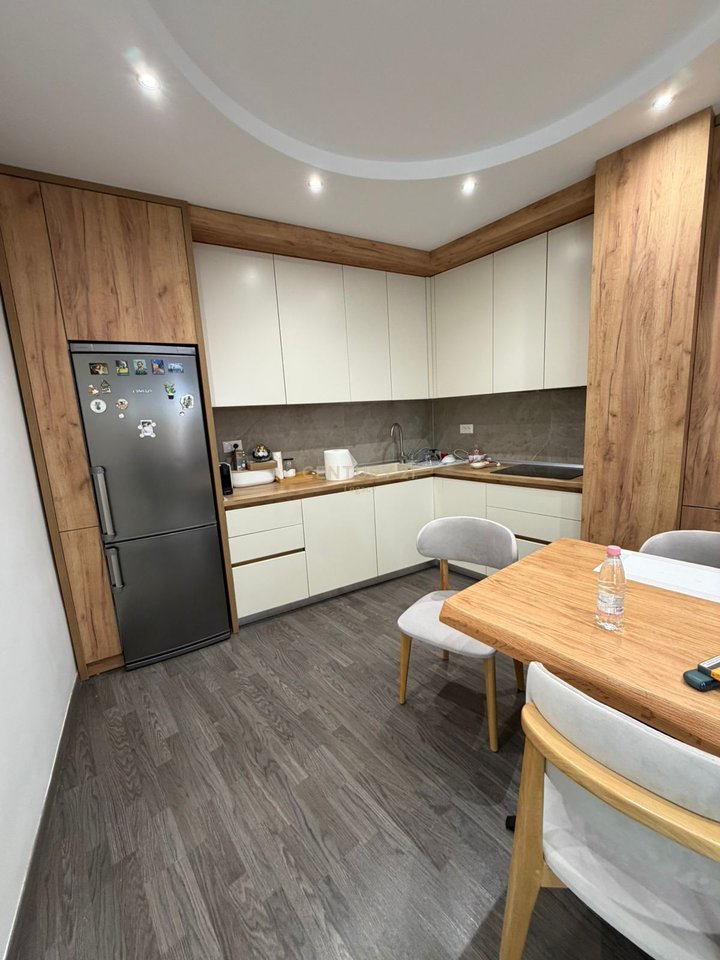 Shitet Apartament 3+1+2 në Rrugën Besim Alla – 270.000 €