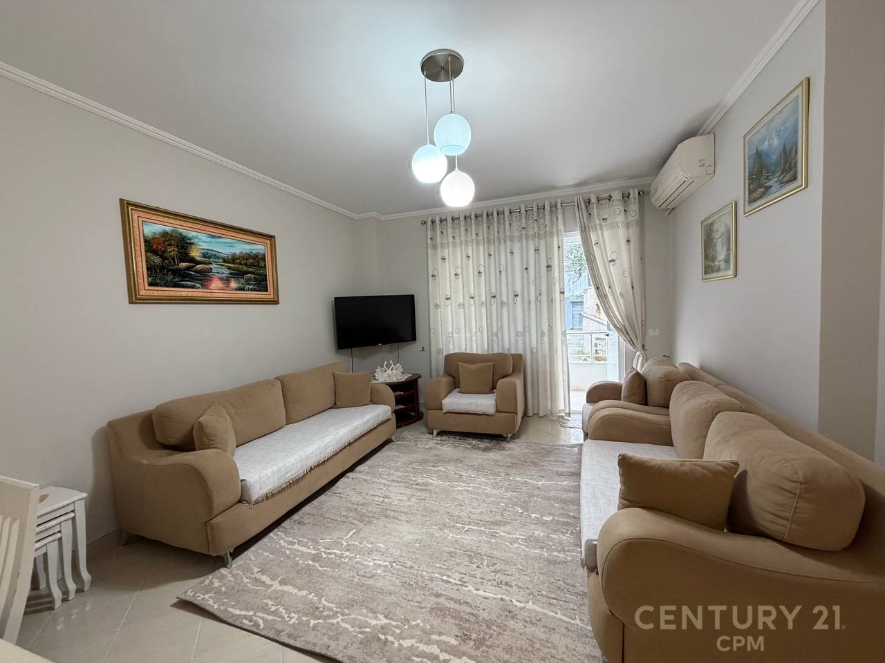 JAPIM APARTAMENT ME QIRA TEK KODRA E DIELLIT!