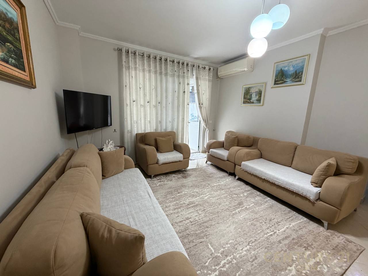 JAPIM APARTAMENT ME QIRA TEK KODRA E DIELLIT!