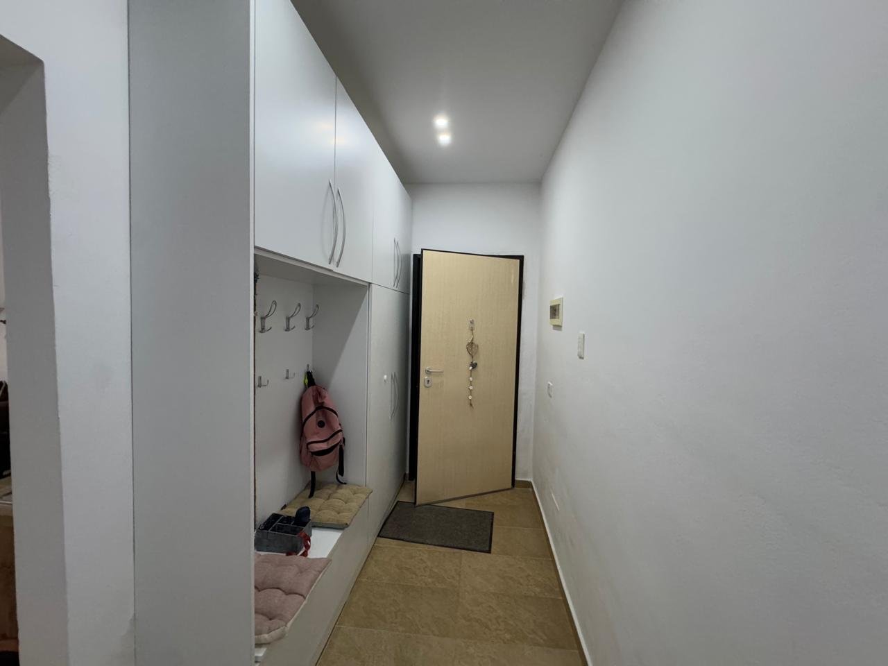 SHITET APARTAMENT 1+1 NE RRUGEN "DHIMITER KONOMI",UJI I FTOHTE!