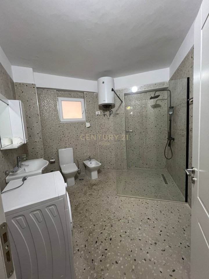 Zyrë 2+1+2 Me Qira në Garda, Gjimnazi Petro Nini Luarasi, Tirana e Re - 1200€ | 127.20 m²