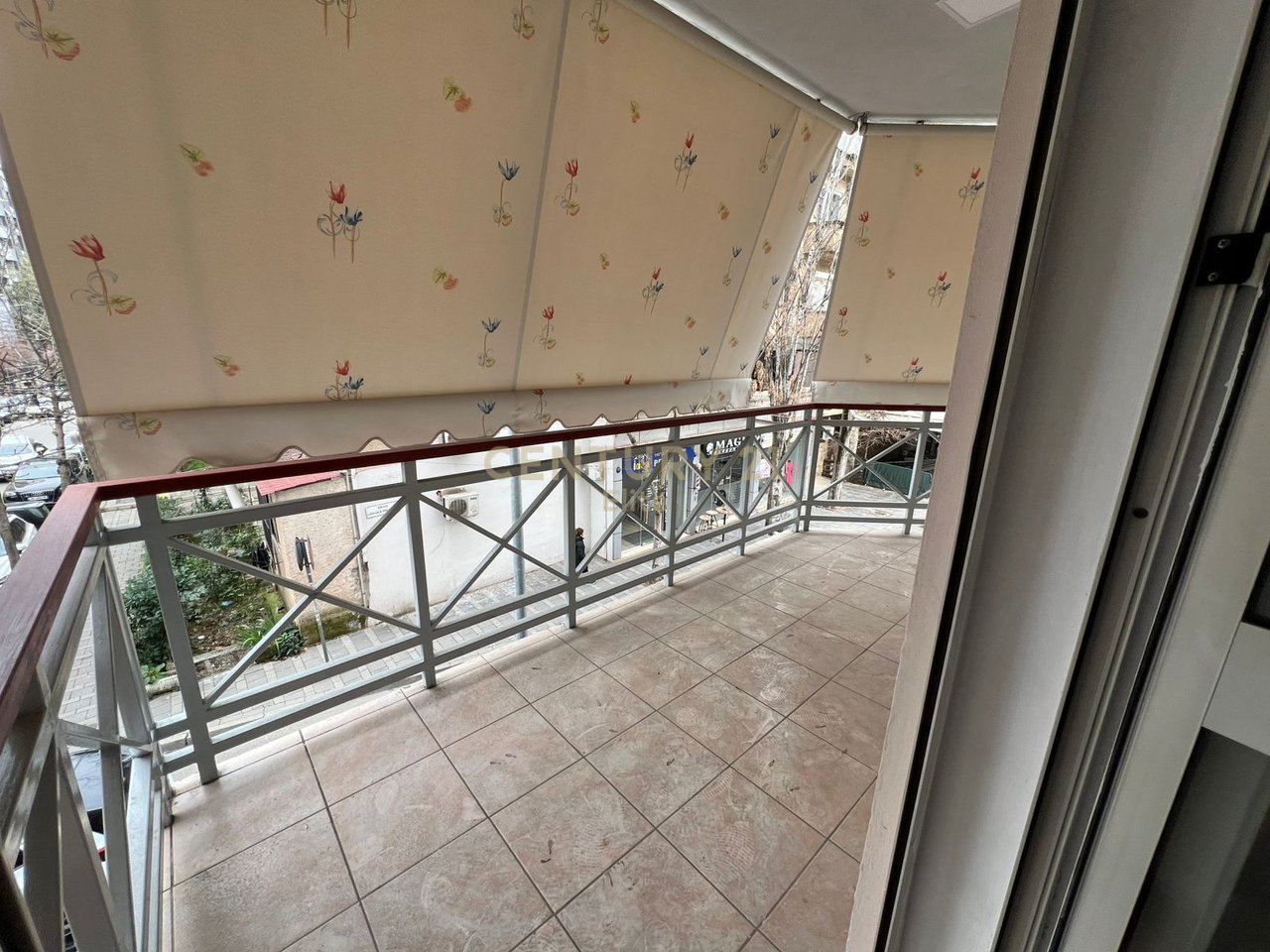 Zyrë 2+1+2 Me Qira në Garda, Gjimnazi Petro Nini Luarasi, Tirana e Re - 1200€ | 127.20 m²