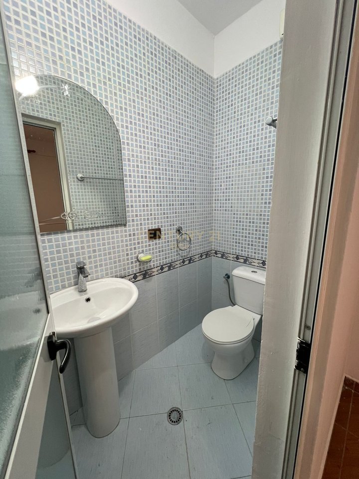 Zyrë 2+1+2 Me Qira në Garda, Gjimnazi Petro Nini Luarasi, Tirana e Re - 1200€ | 127.20 m²