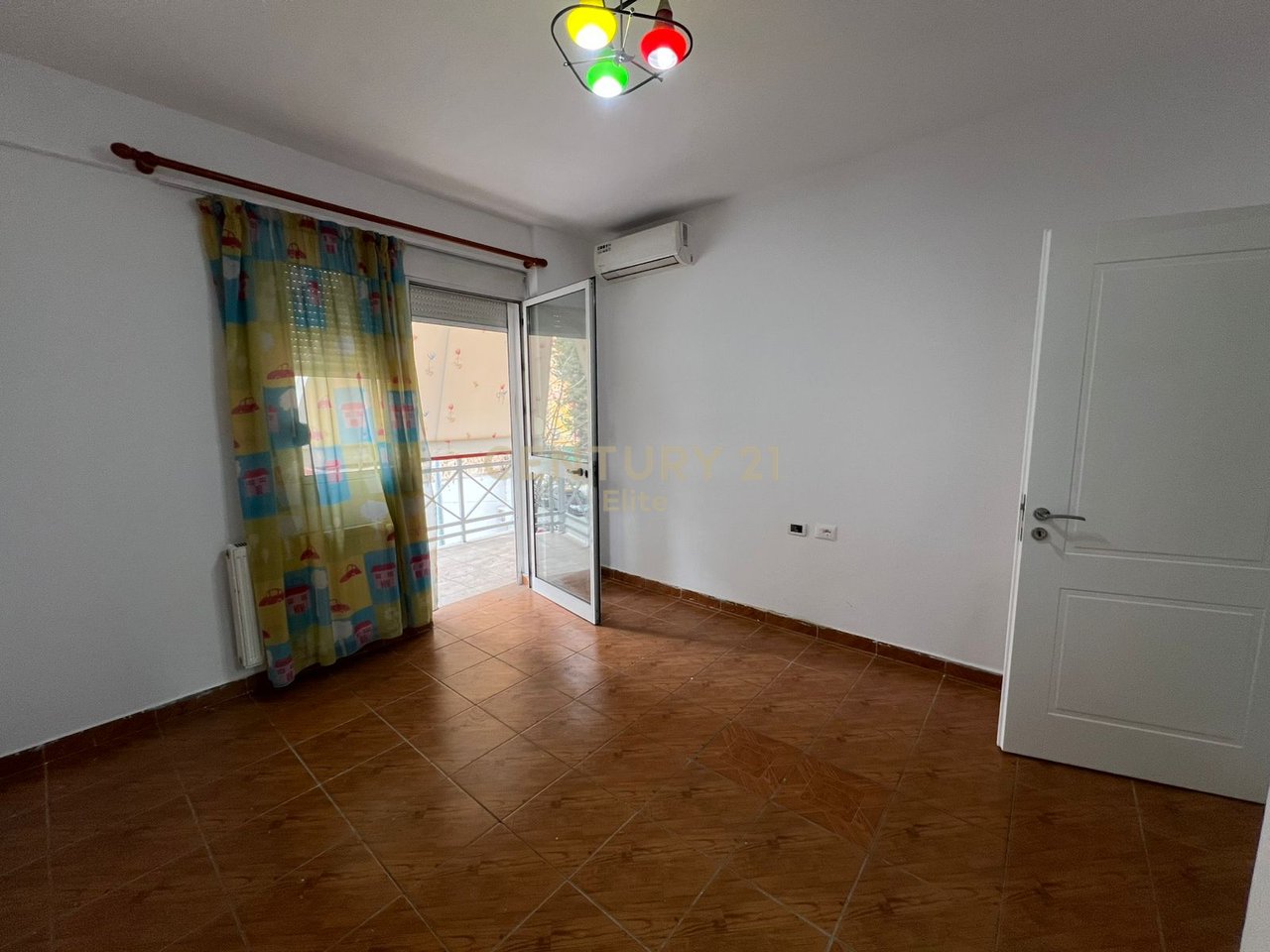Zyrë 2+1+2 Me Qira në Garda, Gjimnazi Petro Nini Luarasi, Tirana e Re - 1200€ | 127.20 m²
