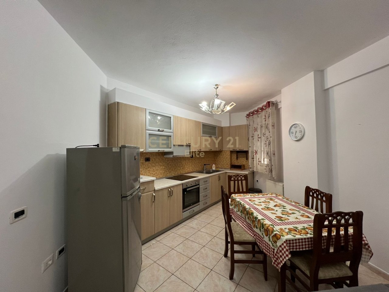 Zyrë 2+1+2 Me Qira në Garda, Gjimnazi Petro Nini Luarasi, Tirana e Re - 1200€ | 127.20 m²
