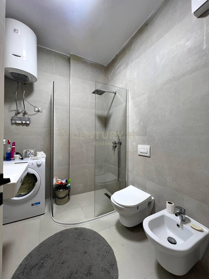 SHITET APARTAMENT 2+1+2+POST PARKIMI NE VIJE TE PARE ME DETIN NE GOLEM!!