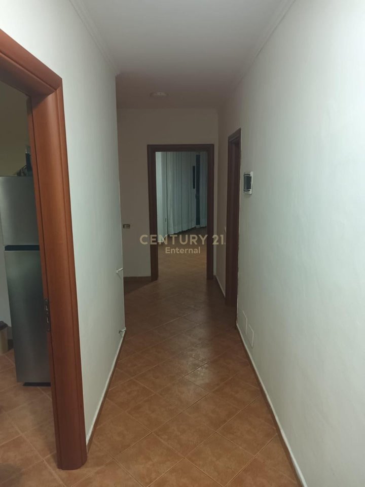 Shitet Apartamet 4+1+2 te Pallatet Cabej