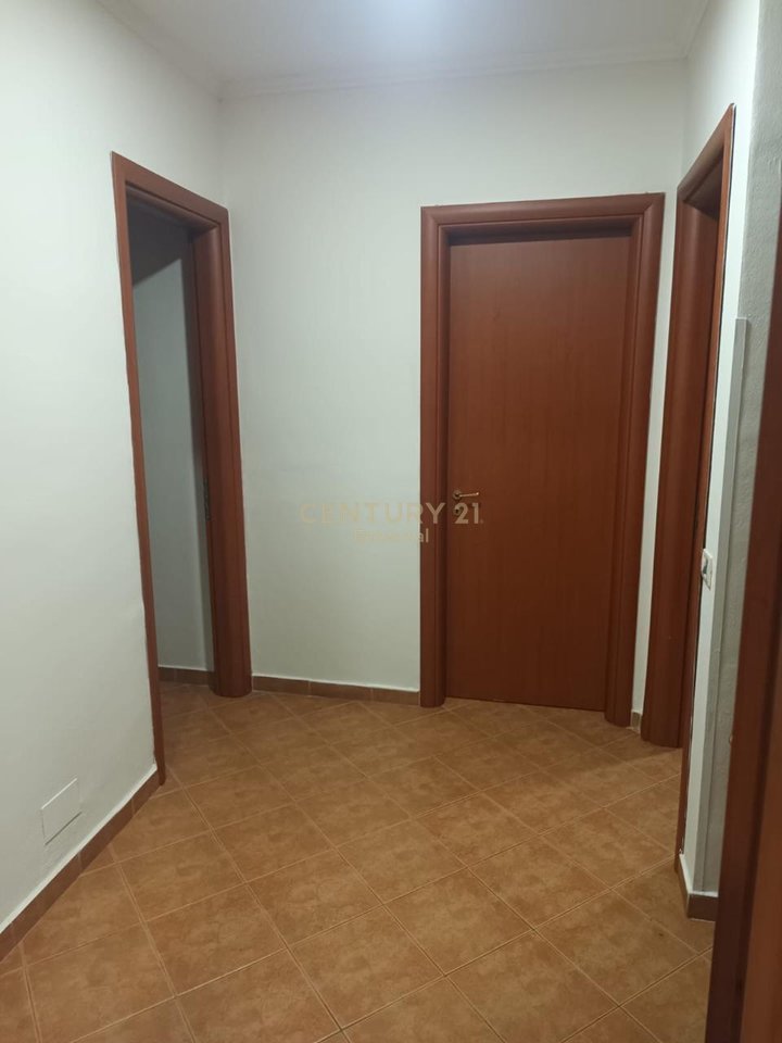 Shitet Apartamet 4+1+2 te Pallatet Cabej