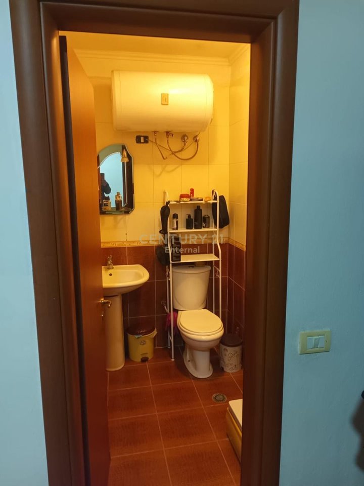 Shitet Apartamet 4+1+2 te Pallatet Cabej