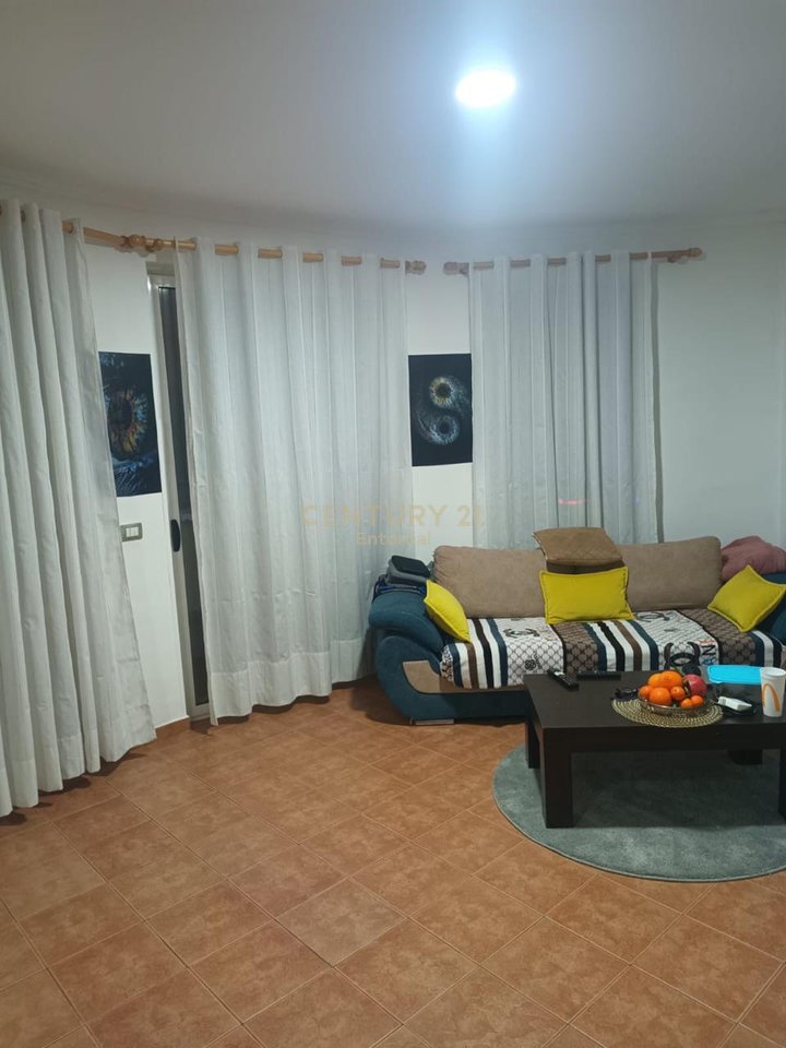 Shitet Apartamet 4+1+2 te Pallatet Cabej