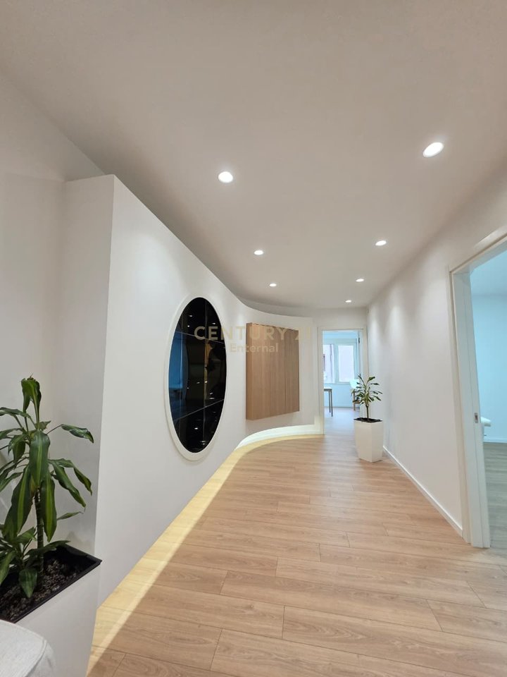 Zyrë Premium 96m² – Ish‑Bllok, Tirana