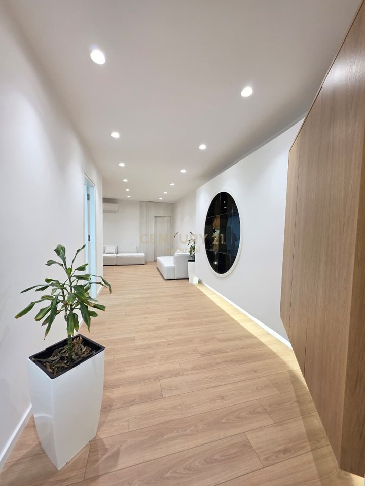 Zyrë Premium 96m² – Ish‑Bllok, Tirana