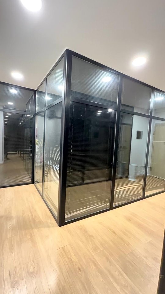 ZYRE ME QERA OPEN SPACE TE HILTON, PRANE DELIJORGJIT!