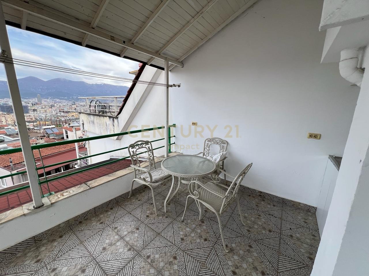 SHITET DUPLEX ME VERANDE TEK KODRA E DIELLIT 1!