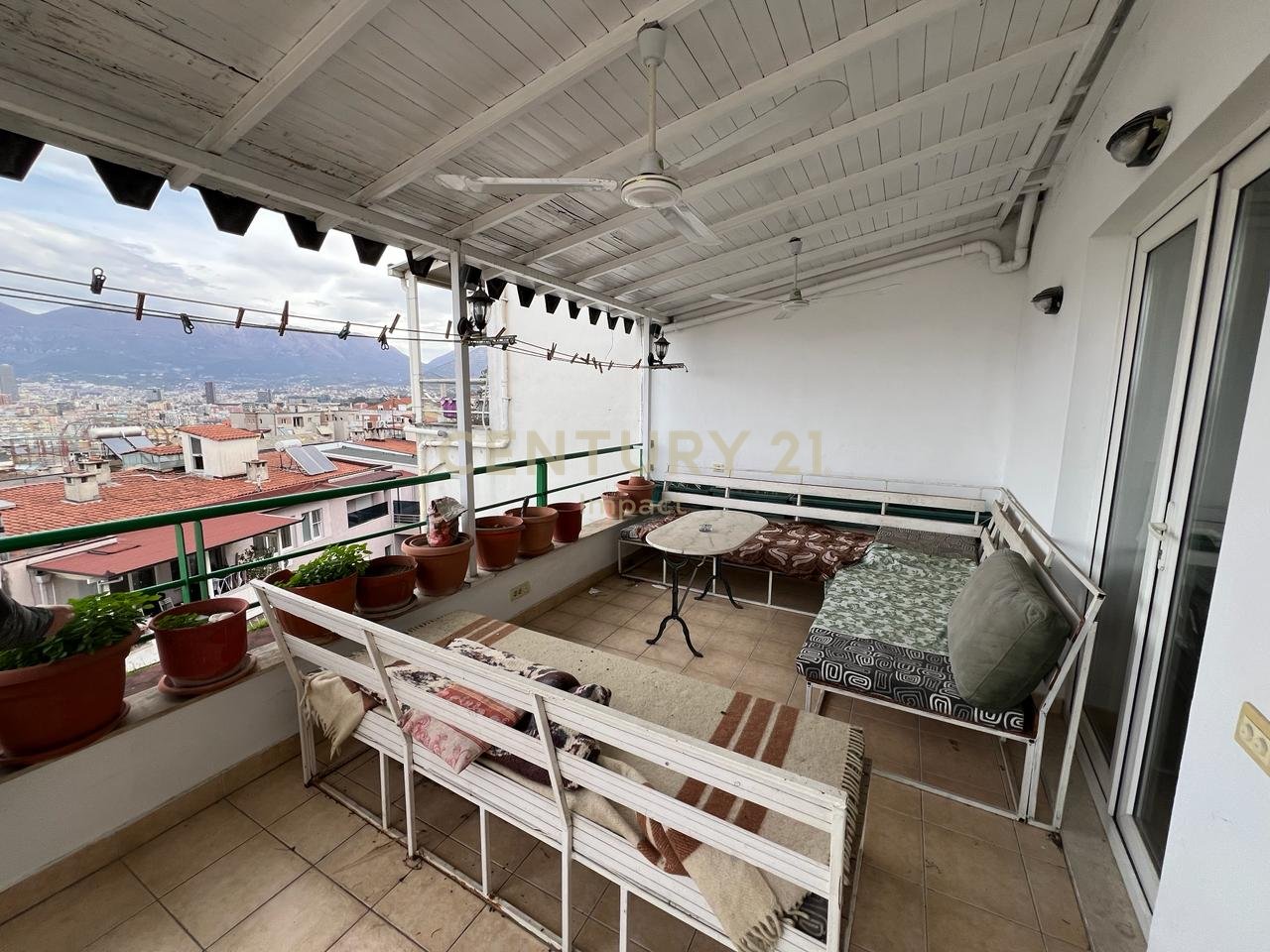 SHITET DUPLEX ME VERANDE TEK KODRA E DIELLIT 1!