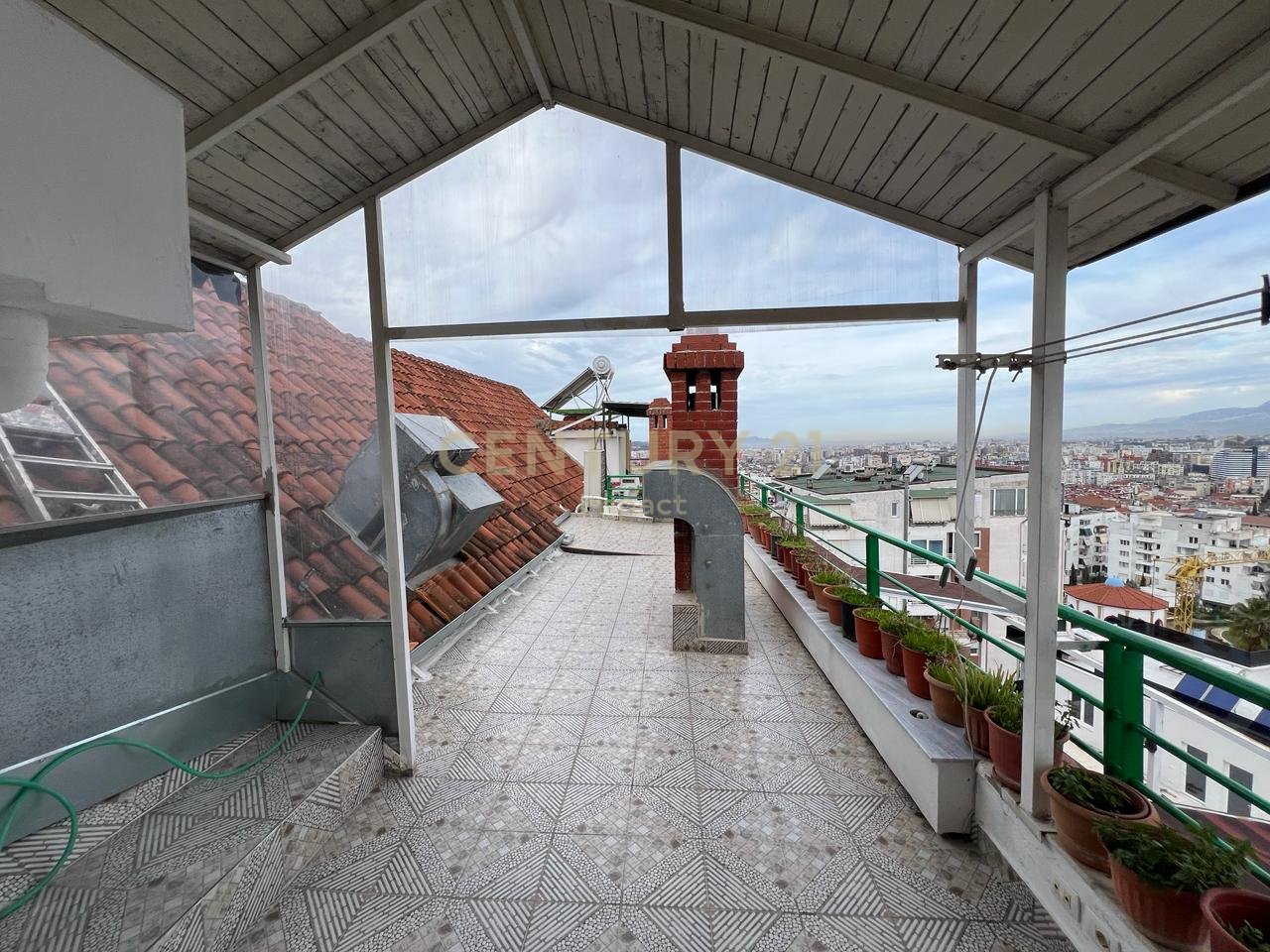 SHITET DUPLEX ME VERANDE TEK KODRA E DIELLIT 1!