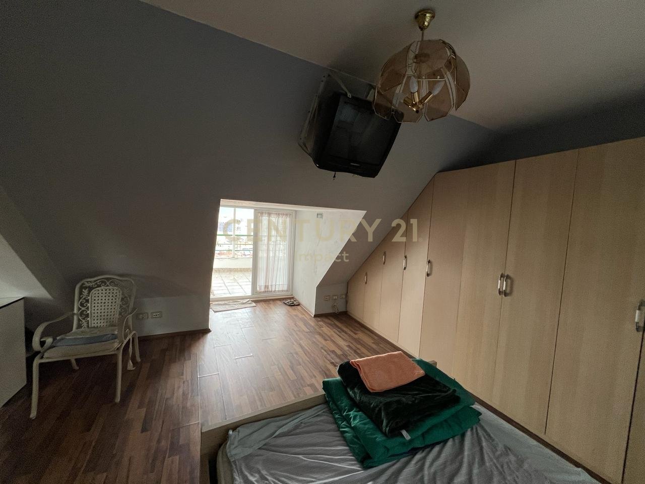 SHITET DUPLEX ME VERANDE TEK KODRA E DIELLIT 1!