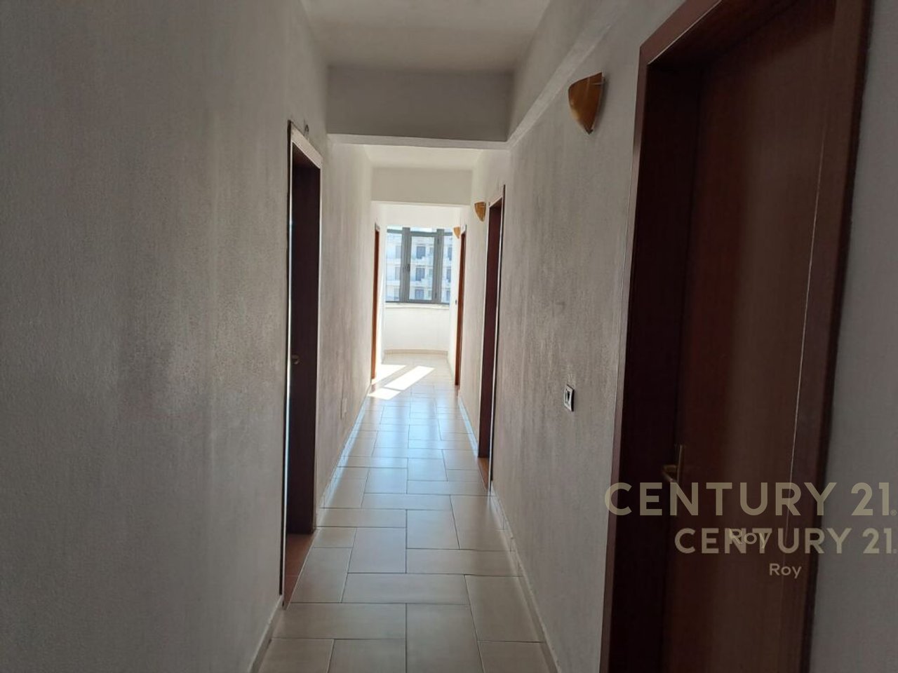 SHITET HOTEL ME 31 DHOMA NE GOLEM!