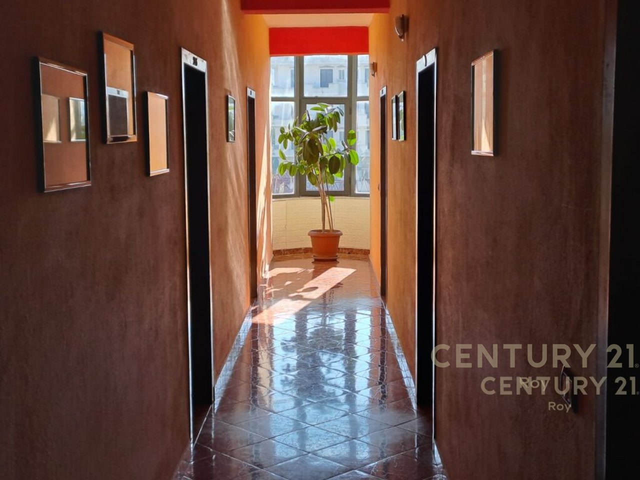 SHITET HOTEL ME 31 DHOMA NE GOLEM!