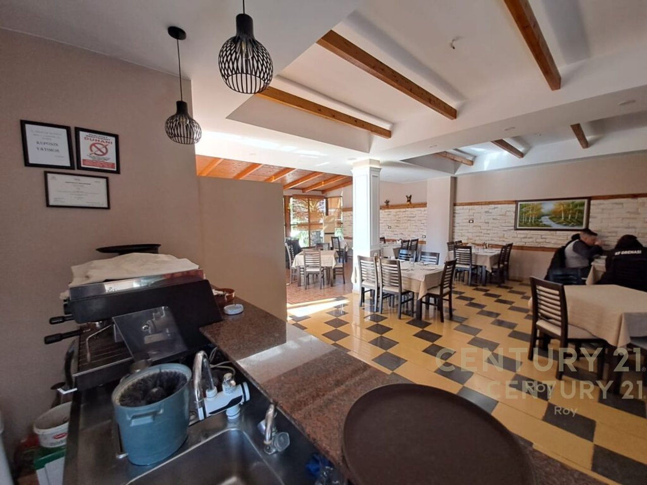 SHITET HOTEL ME 31 DHOMA NE GOLEM!