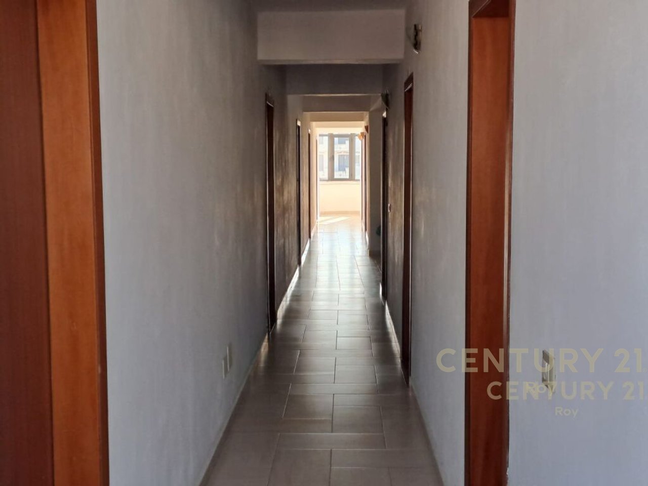 SHITET HOTEL ME 31 DHOMA NE GOLEM!