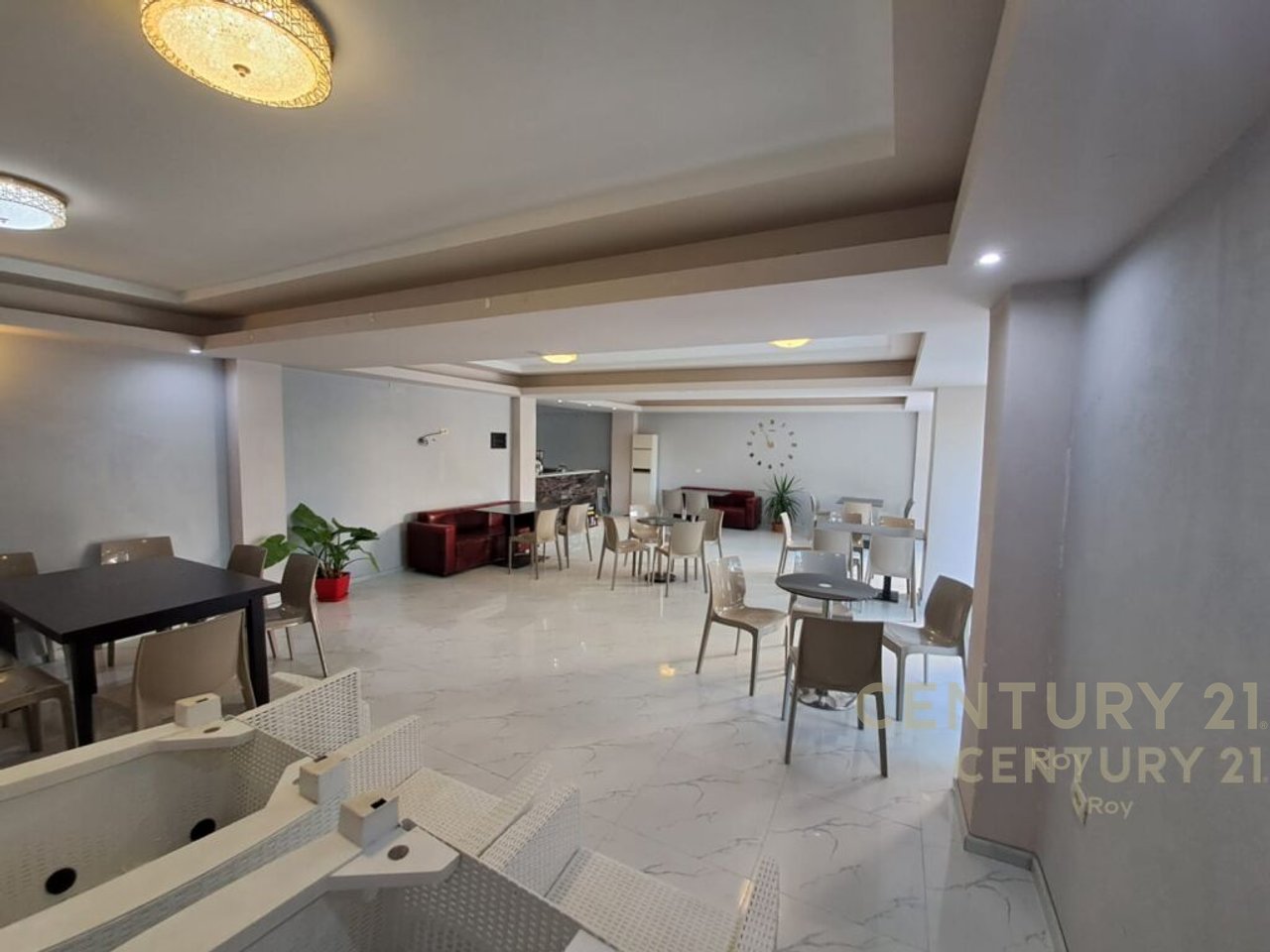 SHITET HOTEL ME 31 DHOMA NE GOLEM!