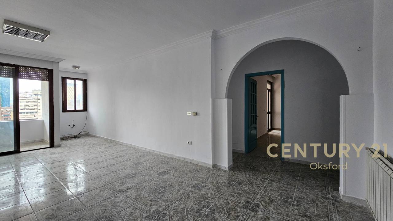 AMBIENT PËR ZYRA 3+1+2+GARAZH, ME QIRA NË BLLOK