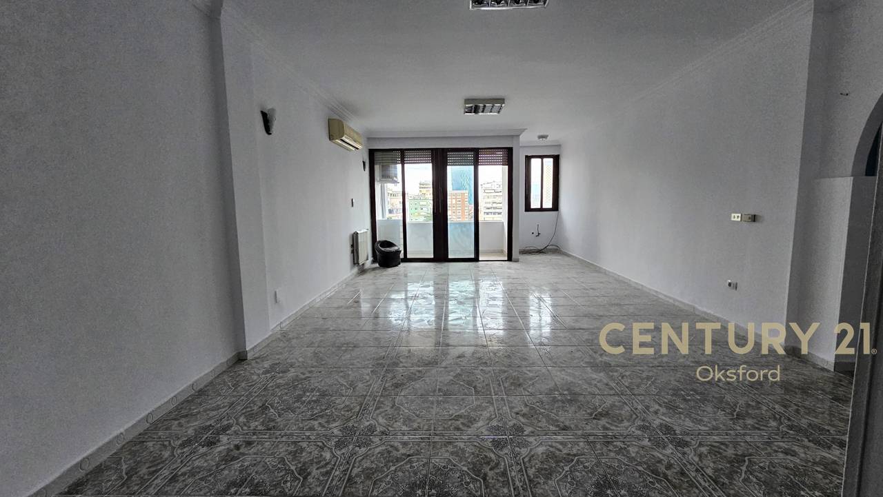 AMBIENT PËR ZYRA 3+1+2+GARAZH, ME QIRA NË BLLOK