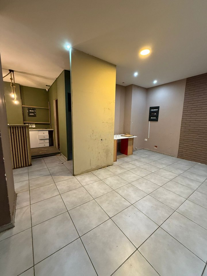 JEPET ME QIRA NJESI KOMERCIALE 100 M²,PRANE "PREFEKTURES" VLORE!!!