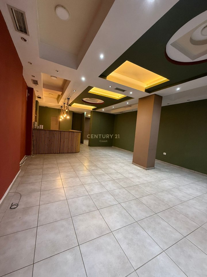JEPET ME QIRA NJESI KOMERCIALE 100 M²,PRANE "PREFEKTURES" VLORE!!!