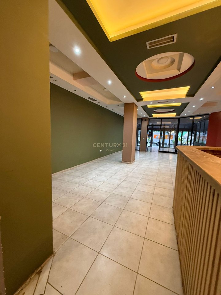 JEPET ME QIRA NJESI KOMERCIALE 100 M²,PRANE "PREFEKTURES" VLORE!!!