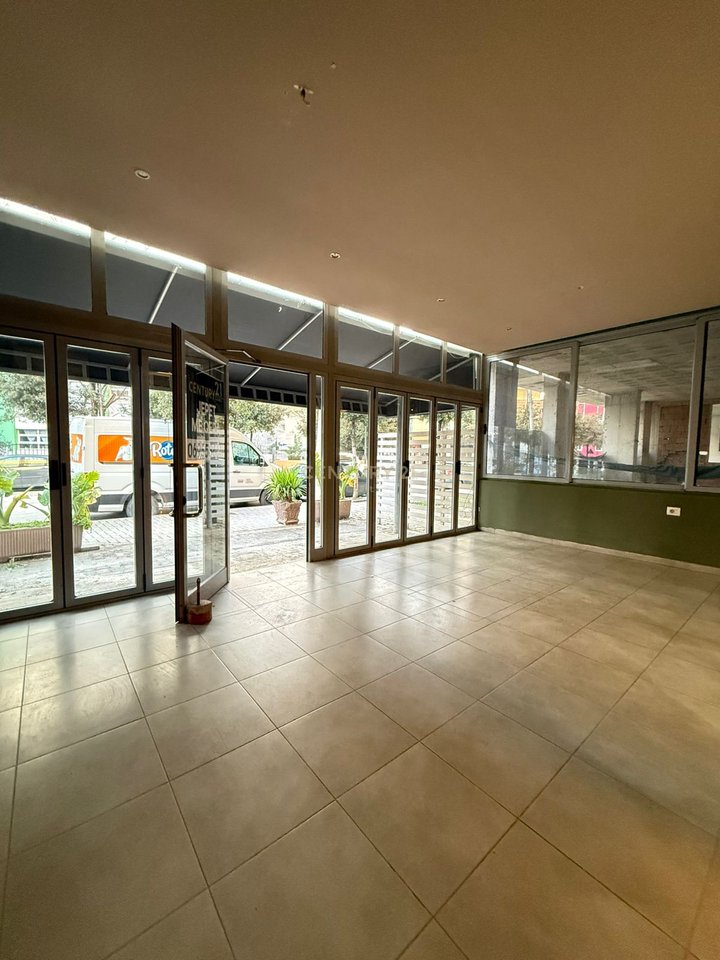 JEPET ME QIRA NJESI KOMERCIALE 100 M²,PRANE "PREFEKTURES" VLORE!!!