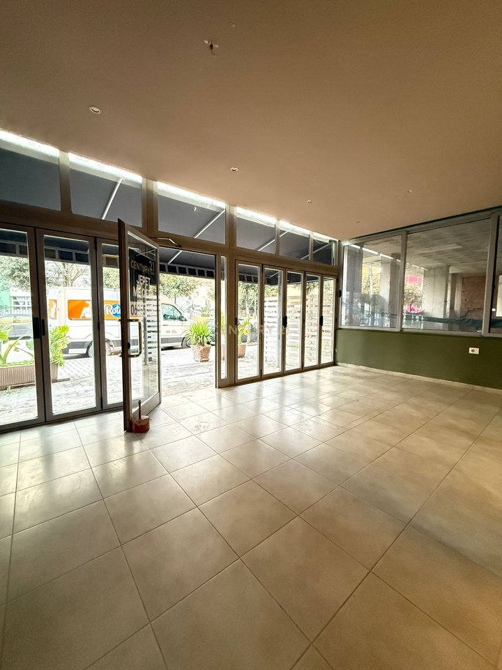 JEPET ME QIRA NJESI KOMERCIALE 100 M²,PRANE "PREFEKTURES" VLORE!!!