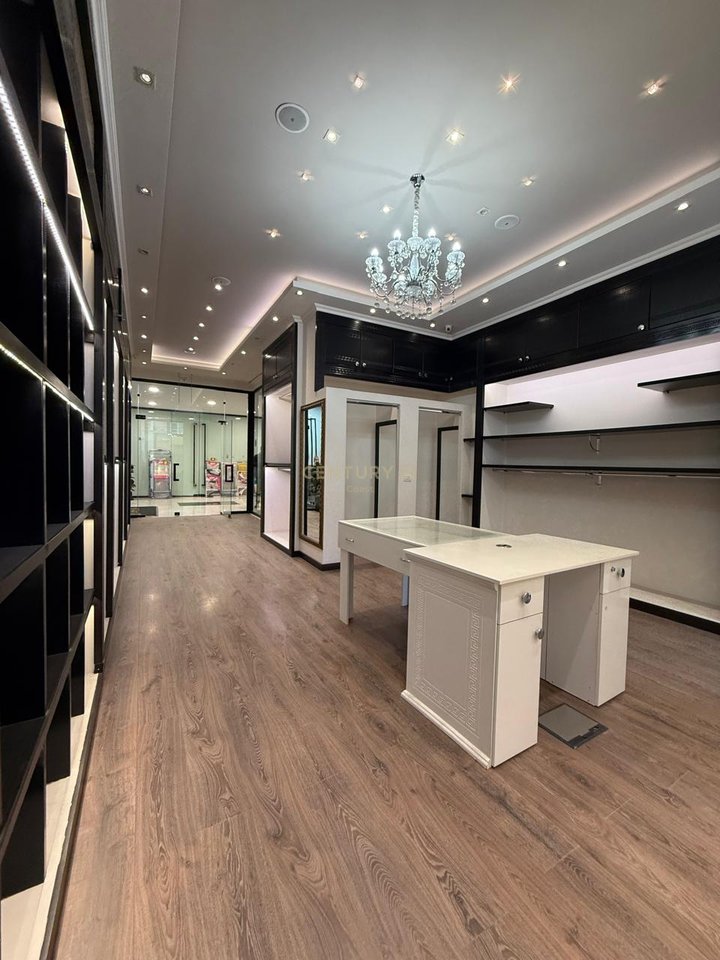 JEPET ME QIRA NJËSI KOMERCIALE – KATI I PARË  ,POZICION PREMIUM-PËRBALLË "STADIUMIT"