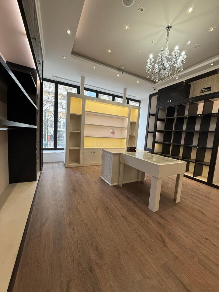 JEPET ME QIRA NJËSI KOMERCIALE – KATI I PARË  ,POZICION PREMIUM-PËRBALLË "STADIUMIT"