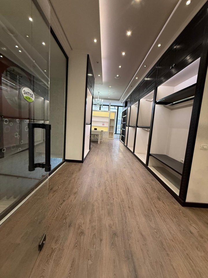 JEPET ME QIRA NJËSI KOMERCIALE – KATI I PARË  ,POZICION PREMIUM-PËRBALLË "STADIUMIT"