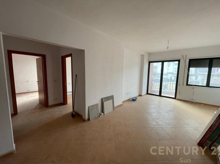 Shitet apartament 3+1+2 tualete + 3 ballkone i pabanuar me pare mbi qendren Kristal 135 m²!!!