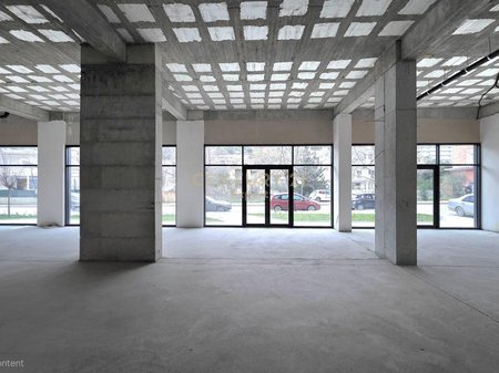 AMBIENT KOMERCIAL PER QIRA NE LUNGOMARE