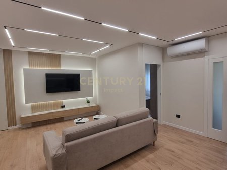 Apartament 2+1 Me Qira në Komuna e Parisit, Rruga Medar Shtylla, Tiranë - 900€!